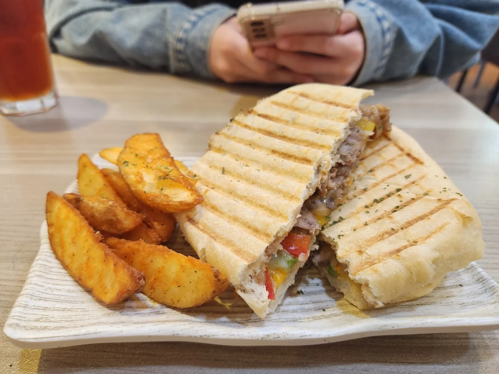 皮老闆／晚餐.宵夜專賣 (炒飯/燴麵/非寵物友善/只供外帶)