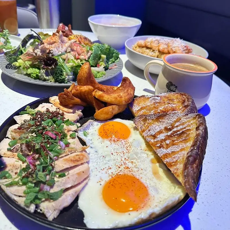 Second Floor 貳樓高雄夢時代店