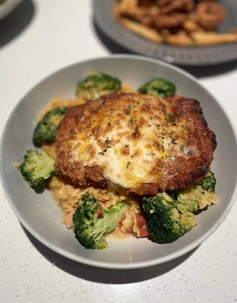 Second Floor 貳樓高雄夢時代店