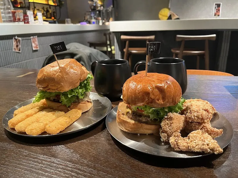 Takeout Burger&Cafe 延吉店 （最後點餐21：30）/美式漢堡/寵物友善/大安區美食/貓咪餐廳