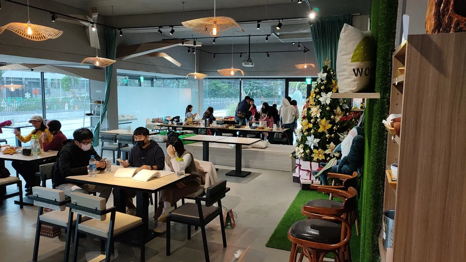 玩逗樹咖啡-中原店｜桌遊｜早午餐｜簡餐｜場地租借｜中壢寵物友善餐廳｜聚會首選