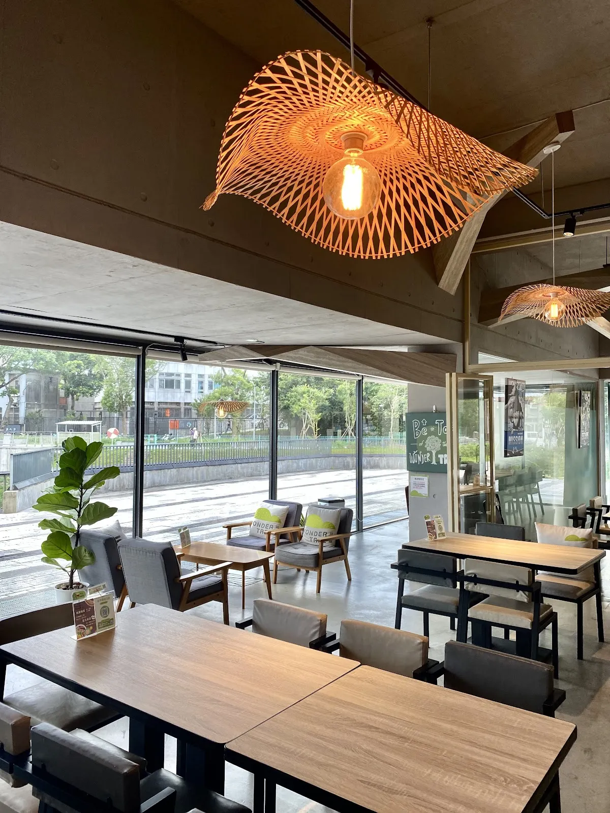 玩逗樹咖啡-中原店｜桌遊｜早午餐｜簡餐｜場地租借｜中壢寵物友善餐廳｜聚會首選