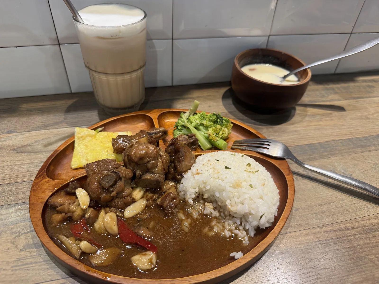 捲尾巴寵物餐廳/可落地放繩跑跑/柴犬餐廳(店狗已退休)