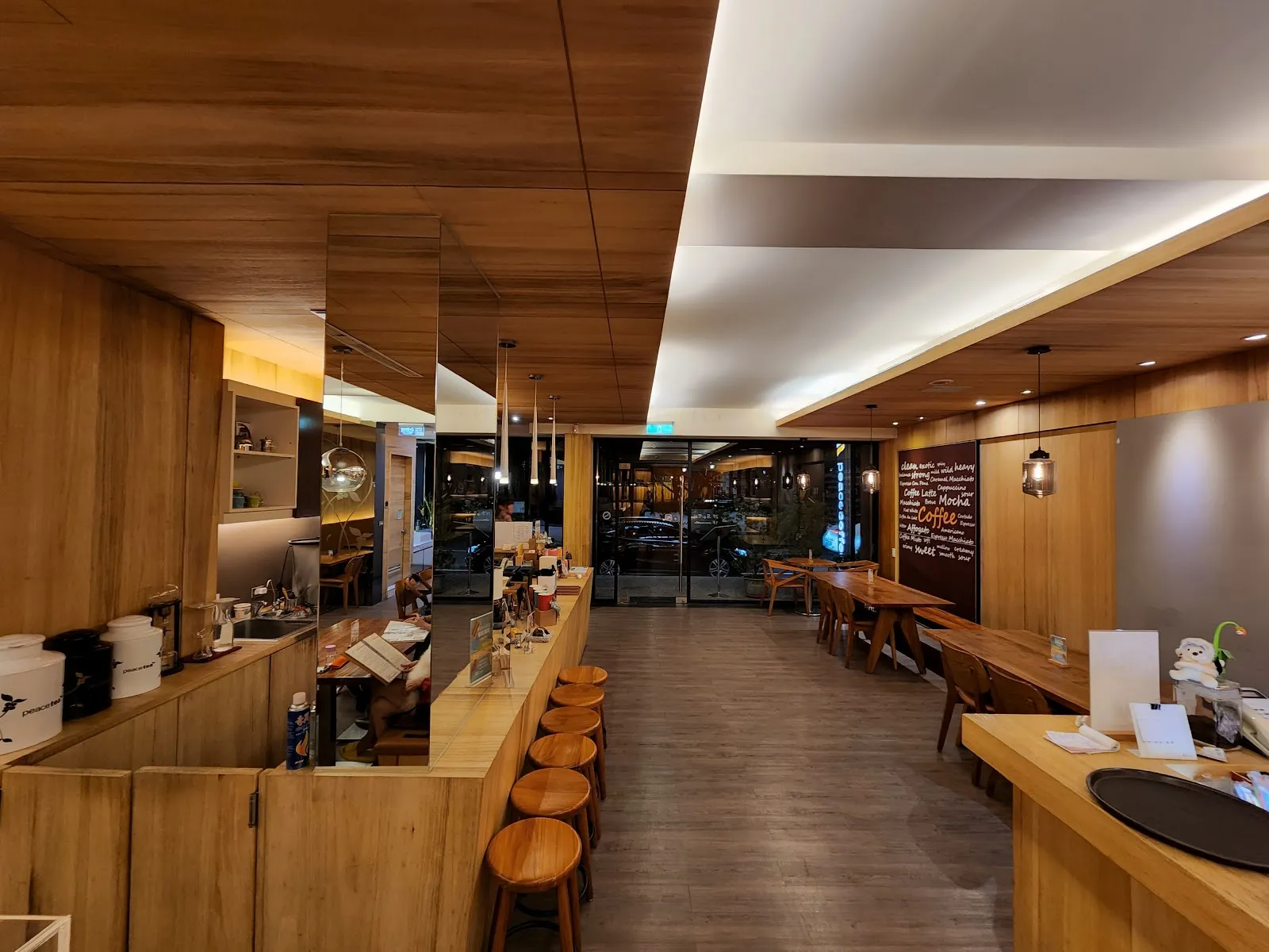 平和會館 寵物友善餐廳/有電梯/附設停車場/下午不休息/人氣火鍋店/餐後咖啡廳喝飲料/一份價格雙重享受/假日需提早訂位