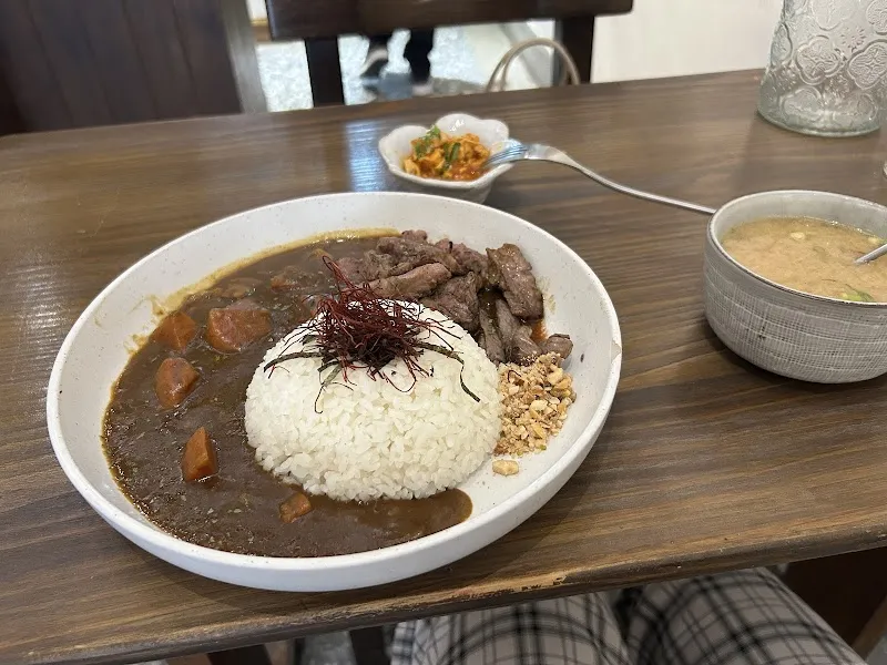 青子Aoko — 全日甜點店、咖啡廳、咖喱飯。（無接待三歲以下小孩，寵物友善，最晚預約18:30 入席）停車請搜尋『中和停車場』