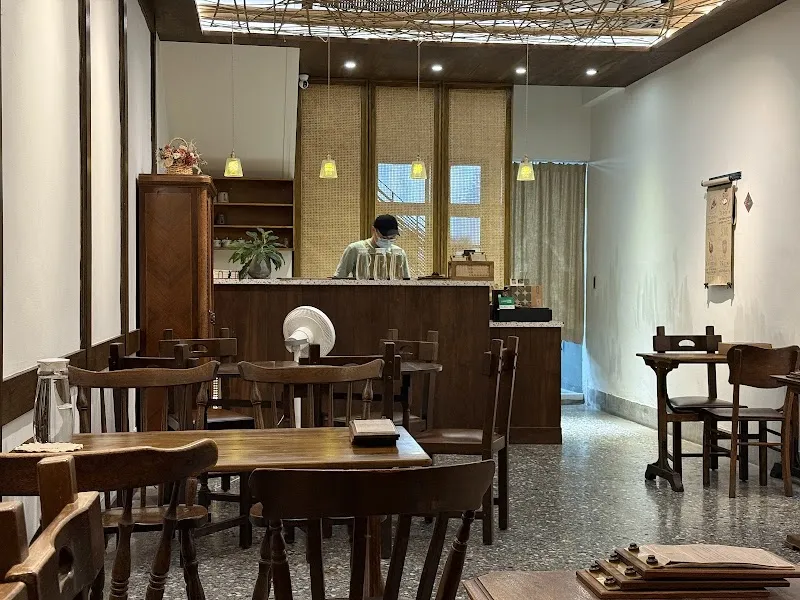 青子Aoko — 全日甜點店、咖啡廳、咖喱飯。（無接待三歲以下小孩，寵物友善，最晚預約18:30 入席）停車請搜尋『中和停車場』