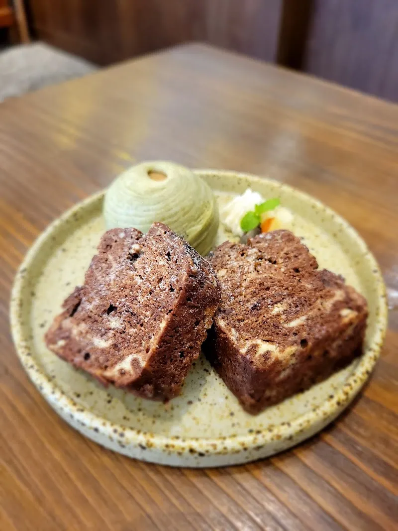 青子Aoko — 全日甜點店、咖啡廳、咖喱飯。（無接待三歲以下小孩，寵物友善，最晚預約18:30 入席）停車請搜尋『中和停車場』