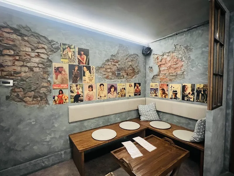 RanGerハス珈琲，每人必點一杯飲品，本人對香水過敏，12歲以下不接待，一人作業，超過四人拒接，人到齊才入座，店小，有貓，寵物友善，打這樣是希望你能更了解這裡，避免白跑發現不喜歡