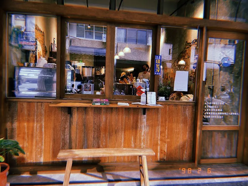 RanGerハス珈琲，每人必點一杯飲品，本人對香水過敏，12歲以下不接待，一人作業，超過四人拒接，人到齊才入座，店小，有貓，寵物友善，打這樣是希望你能更了解這裡，避免白跑發現不喜歡