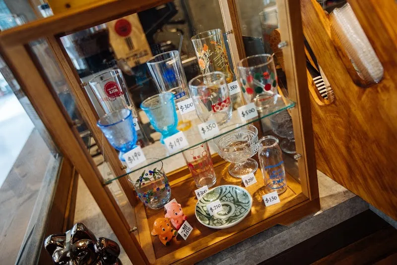 RanGerハス珈琲，每人必點一杯飲品，本人對香水過敏，12歲以下不接待，一人作業，超過四人拒接，人到齊才入座，店小，有貓，寵物友善，打這樣是希望你能更了解這裡，避免白跑發現不喜歡