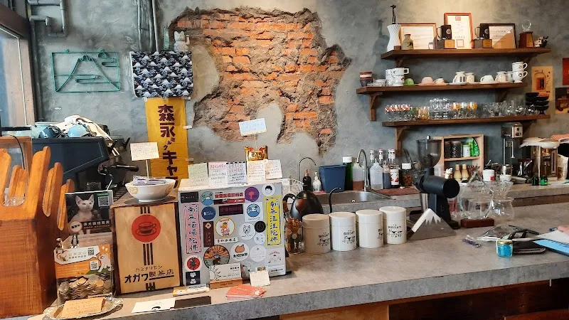 RanGerハス珈琲，每人必點一杯飲品，本人對香水過敏，12歲以下不接待，一人作業，超過四人拒接，人到齊才入座，店小，有貓，寵物友善，打這樣是希望你能更了解這裡，避免白跑發現不喜歡