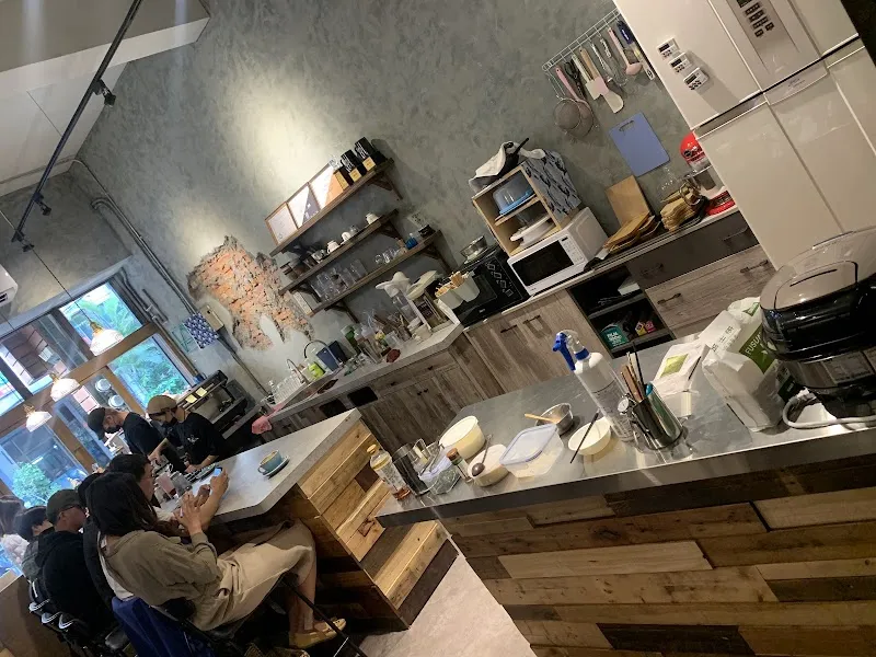 RanGerハス珈琲，每人必點一杯飲品，本人對香水過敏，12歲以下不接待，一人作業，超過四人拒接，人到齊才入座，店小，有貓，寵物友善，打這樣是希望你能更了解這裡，避免白跑發現不喜歡