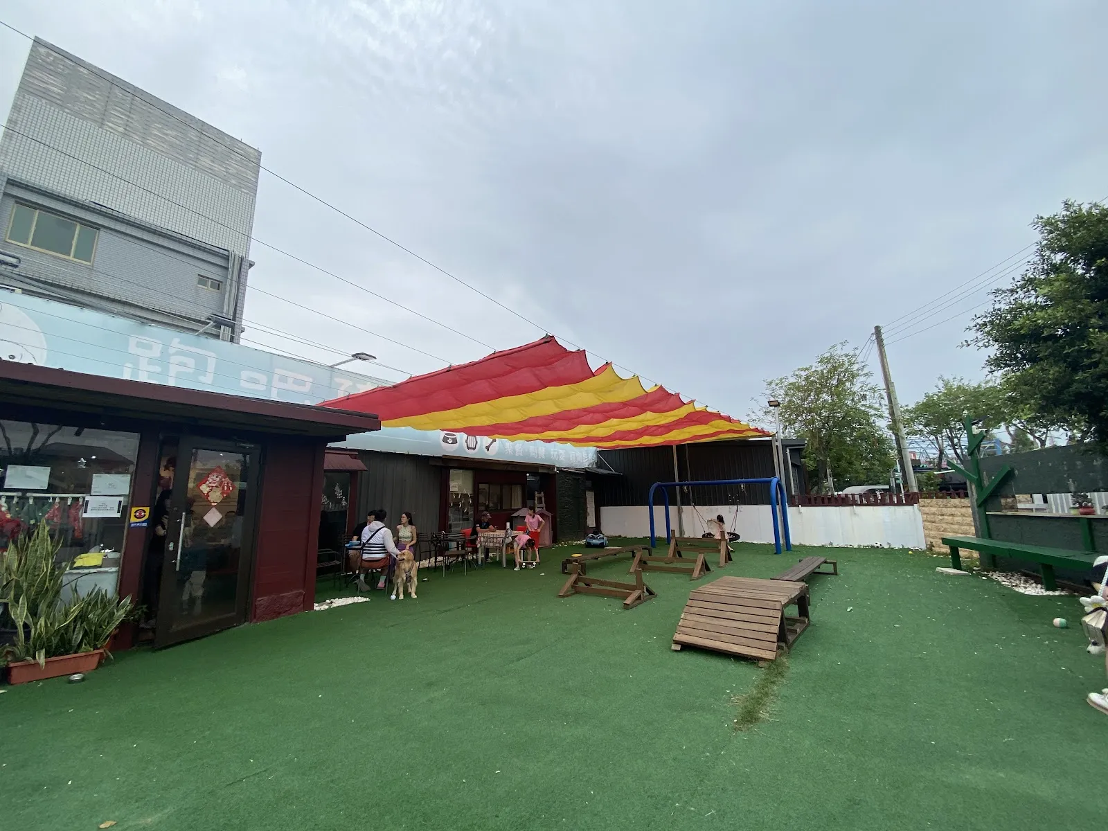 跑吧孩子寵物餐廳《平日僅收包場客（過年連假除外）假日全天開放》《毛孩入場免入場費》《台中寵物餐廳》