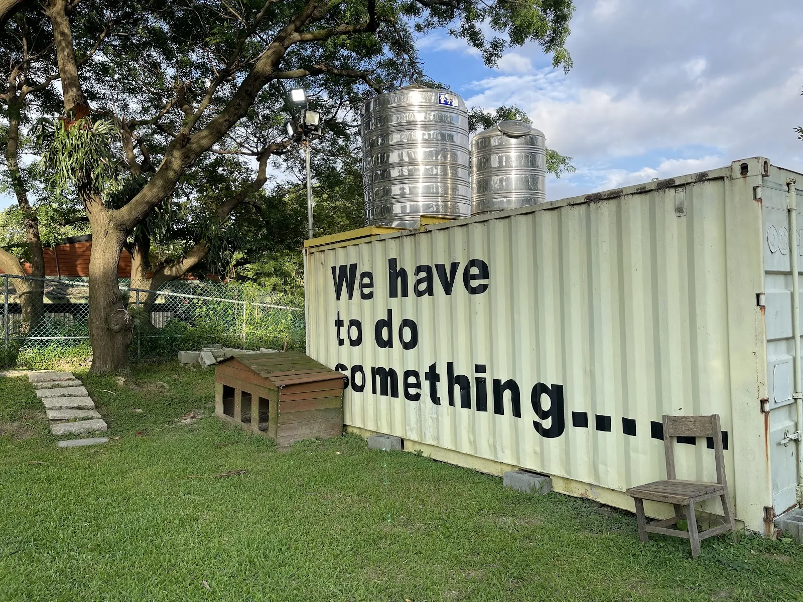 小黑小白寵物休閒餐廳（假日入口請先繳交100元入園費，至店內可全額抵消費;不定時有包場活動，請留意最新動態或 Facebook/ Instagram公告）