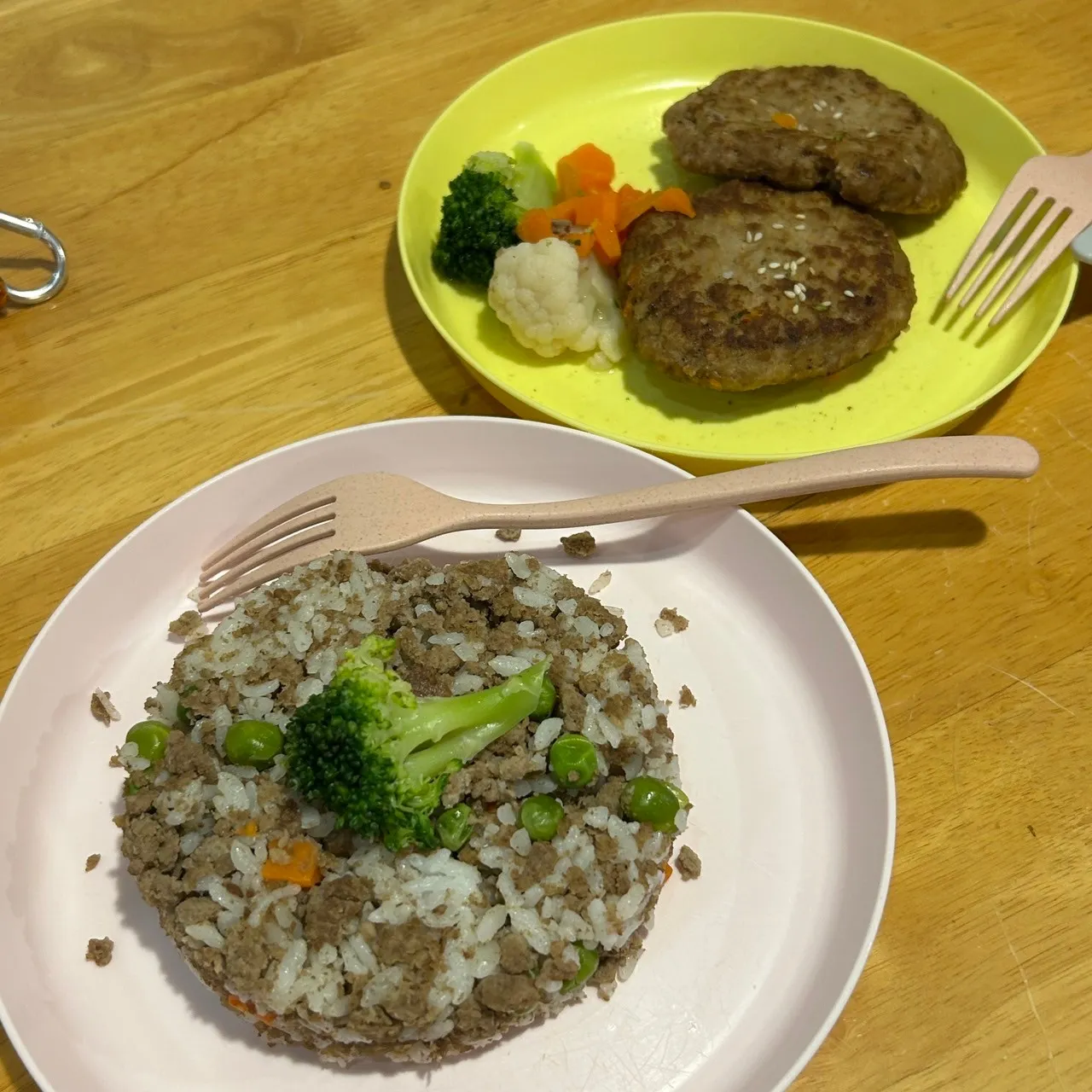 小黑小白寵物休閒餐廳（假日入口請先繳交100元入園費，至店內可全額抵消費;不定時有包場活動，請留意最新動態或 Facebook/ Instagram公告）