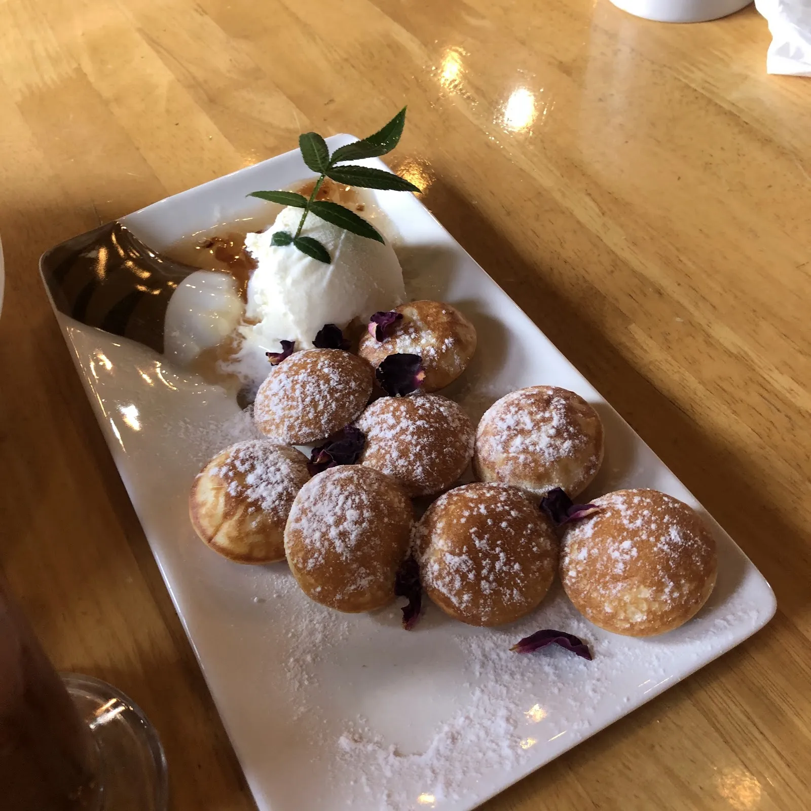 小黑小白寵物休閒餐廳（假日入口請先繳交100元入園費，至店內可全額抵消費;不定時有包場活動，請留意最新動態或 Facebook/ Instagram公告）