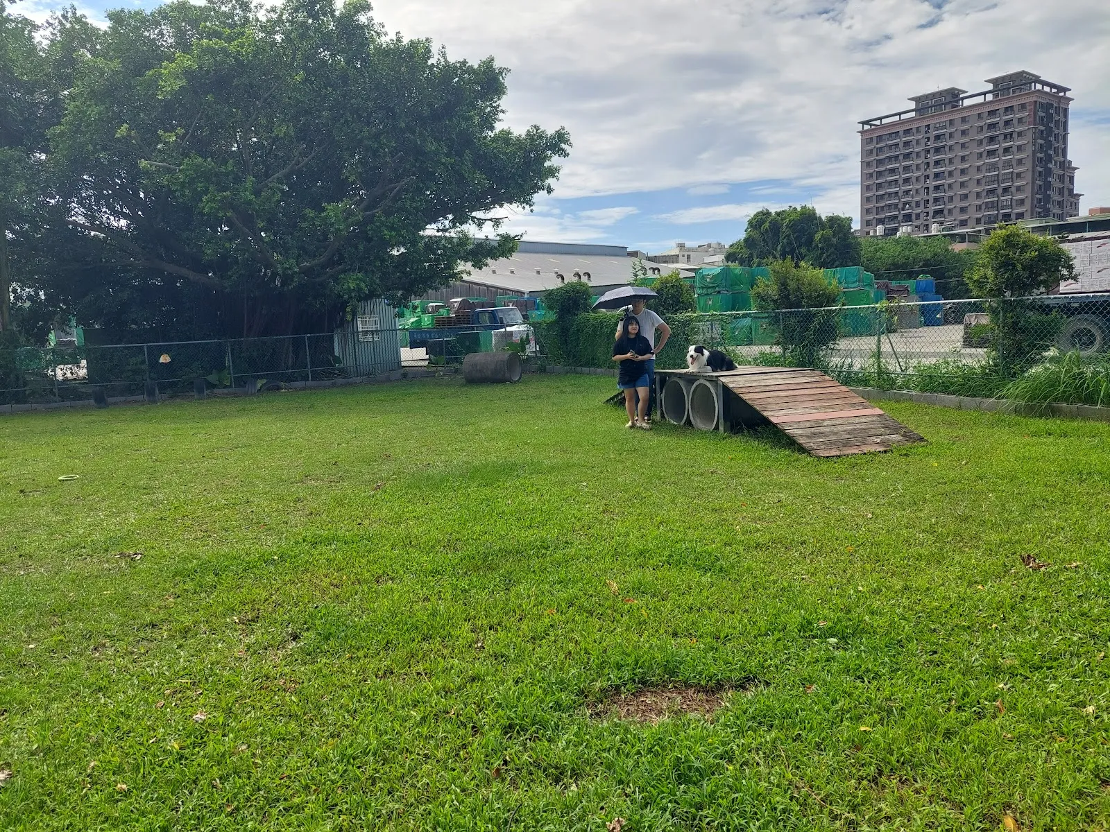 小黑小白寵物休閒餐廳（假日入口請先繳交100元入園費，至店內可全額抵消費;不定時有包場活動，請留意最新動態或 Facebook/ Instagram公告）