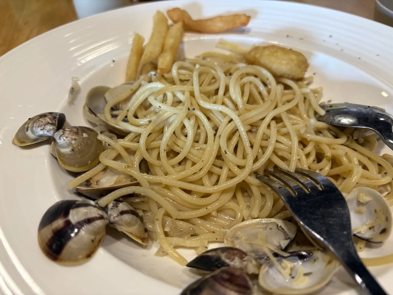 小黑小白寵物休閒餐廳（假日入口請先繳交100元入園費，至店內可全額抵消費;不定時有包場活動，請留意最新動態或 Facebook/ Instagram公告）