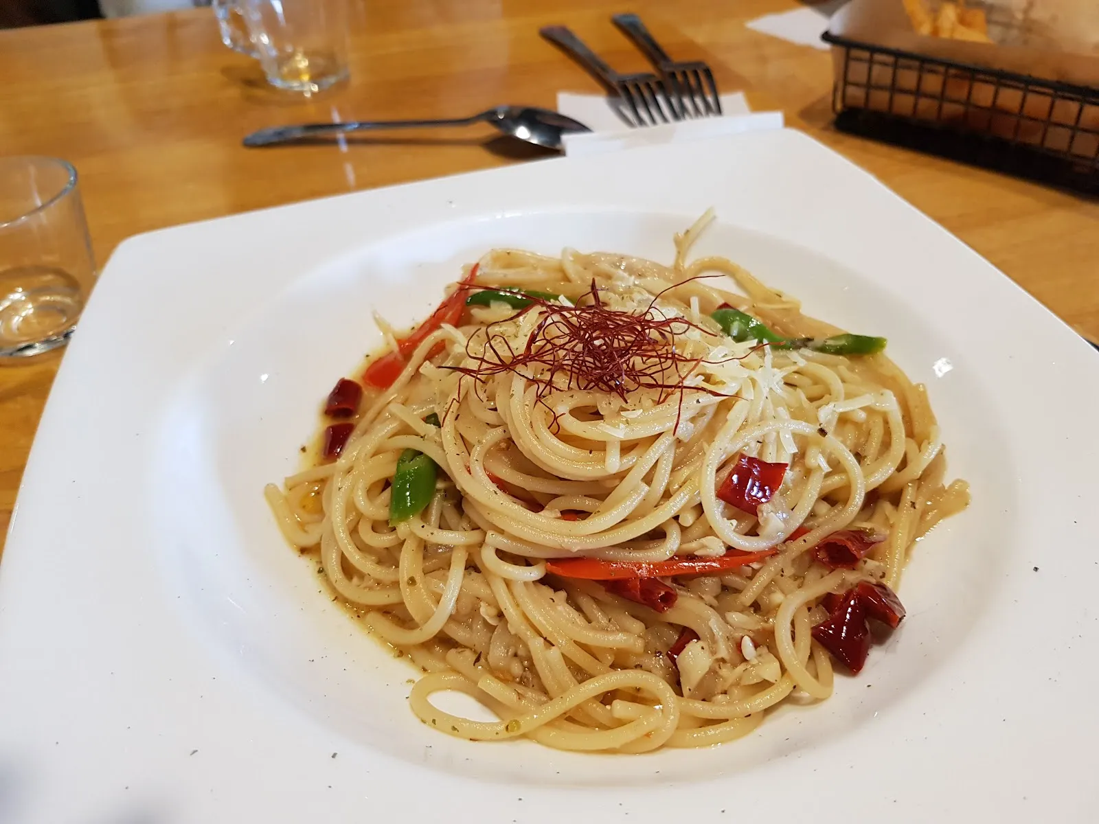 小黑小白寵物休閒餐廳（假日入口請先繳交100元入園費，至店內可全額抵消費;不定時有包場活動，請留意最新動態或 Facebook/ Instagram公告）