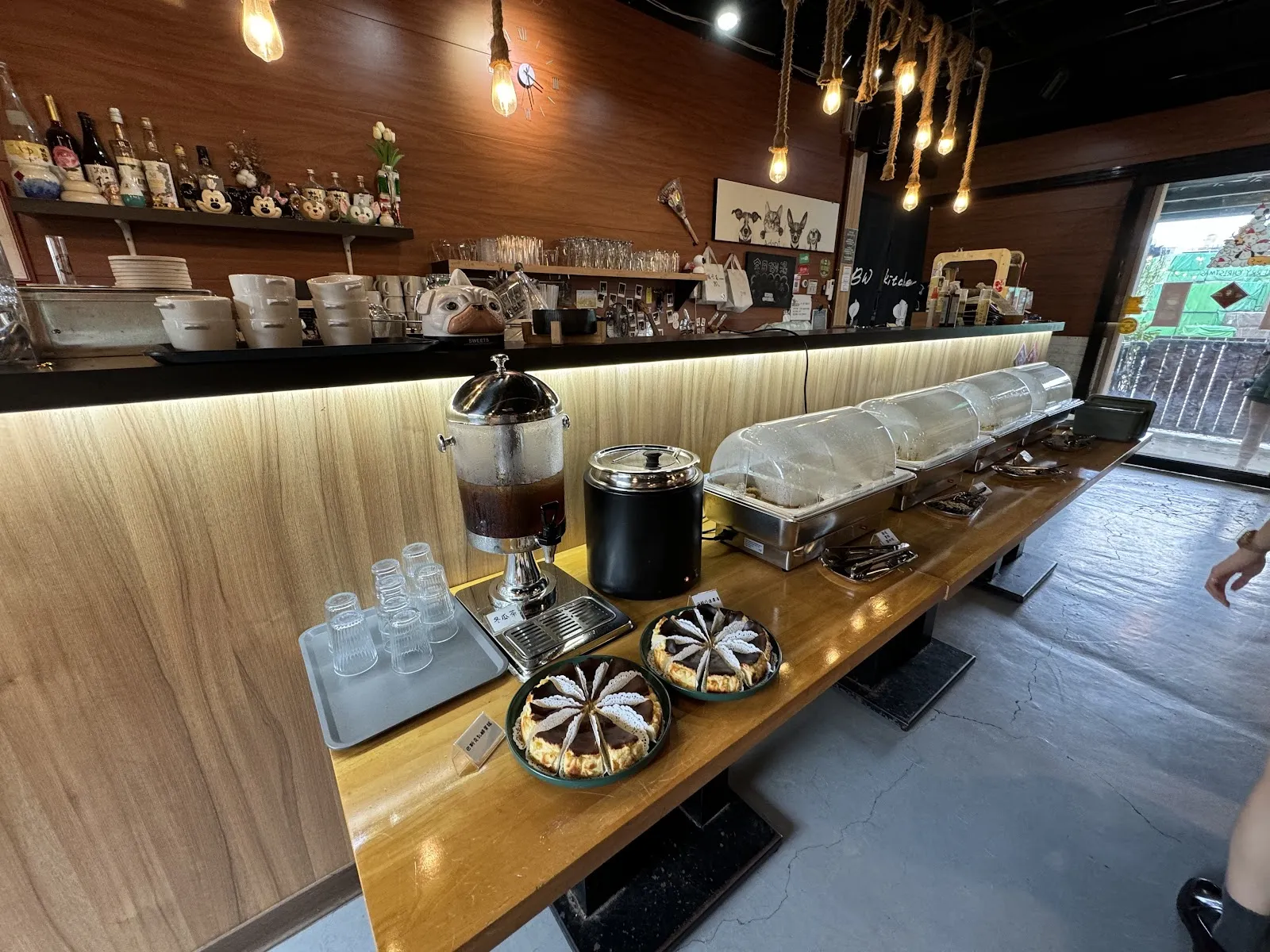 小黑小白寵物休閒餐廳（假日入口請先繳交100元入園費，至店內可全額抵消費;不定時有包場活動，請留意最新動態或 Facebook/ Instagram公告）