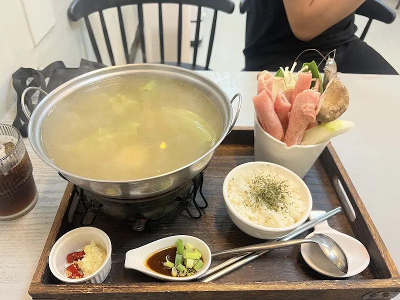 思狗尾寵物餐廳（朵映花花世界）