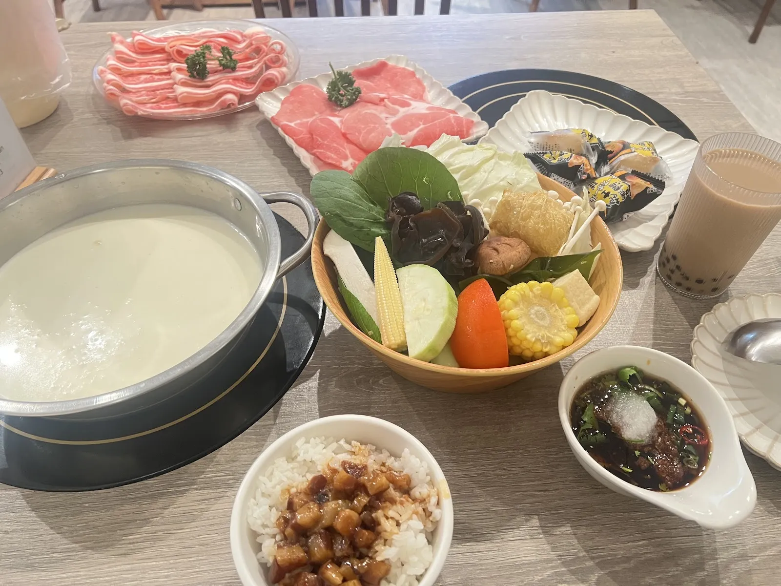 初殿鍋物-永春店「最後收客2100」平日套餐299元｜寵物友善｜被火鍋耽誤的滷肉飯｜牛奶鍋｜麻辣鍋｜台北信義火鍋、美食、餐廳、restaurant