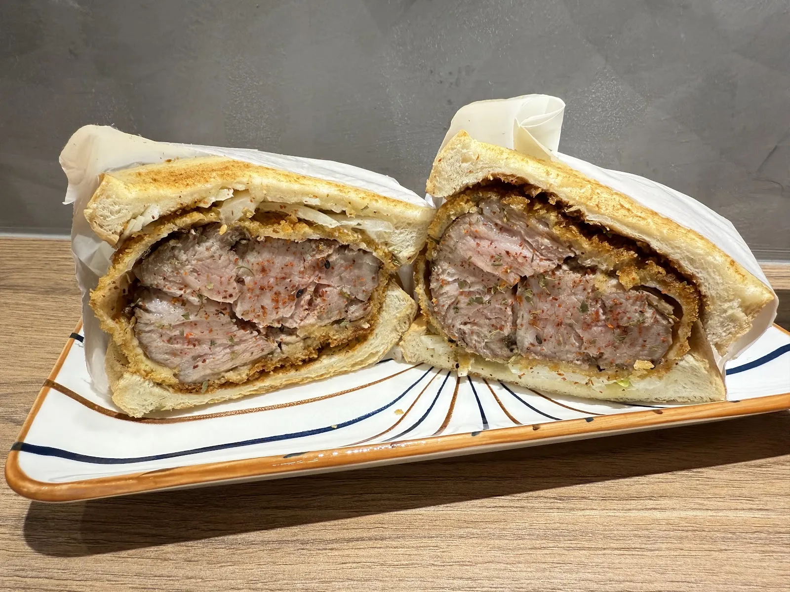 小烏丸 桃園必吃 桃園觀光夜市 非凡大探索 厚切炸豬排/丼飯/牛排三明治/寵物友善