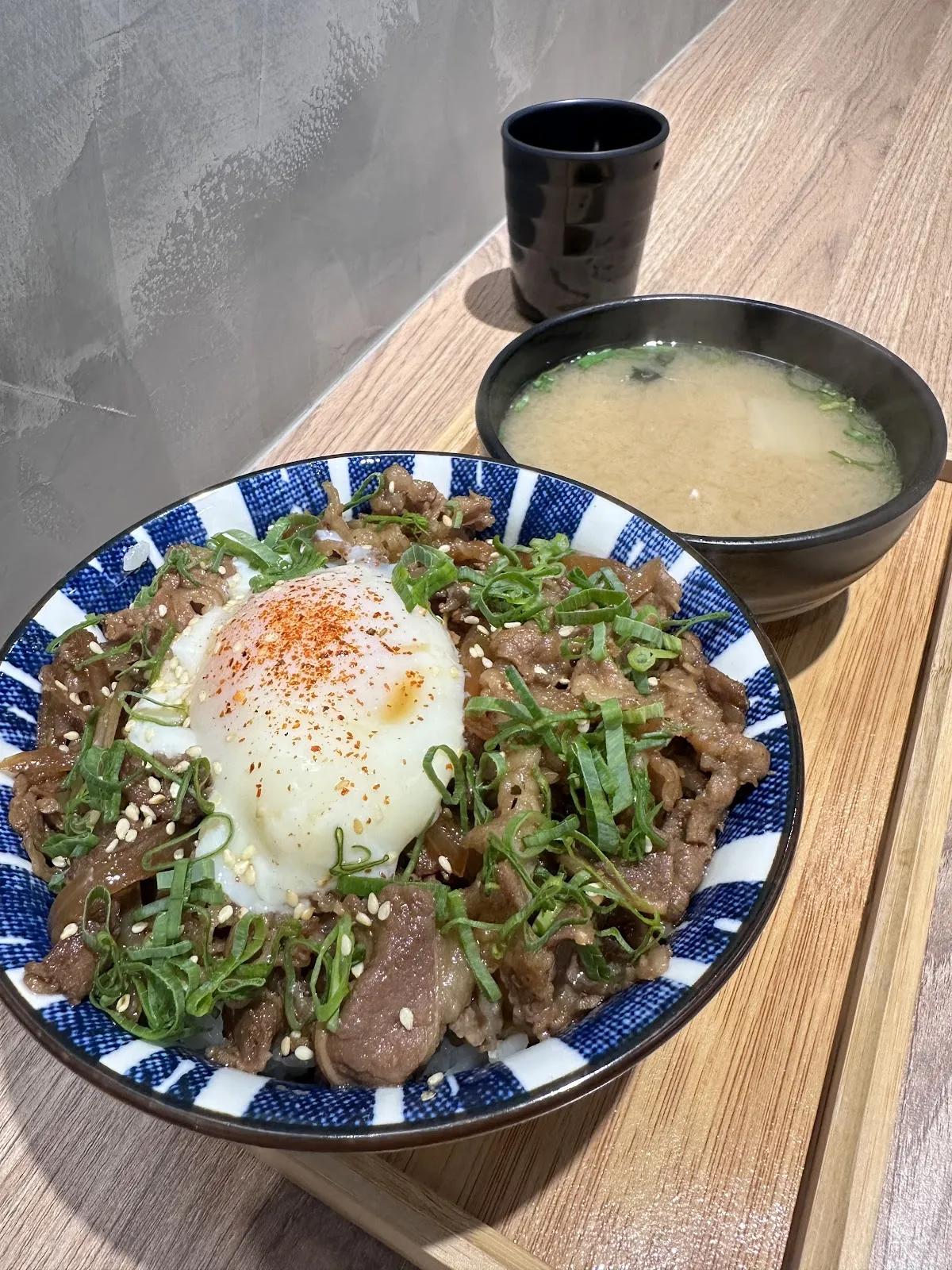 小烏丸 桃園必吃 桃園觀光夜市 非凡大探索 厚切炸豬排/丼飯/牛排三明治/寵物友善