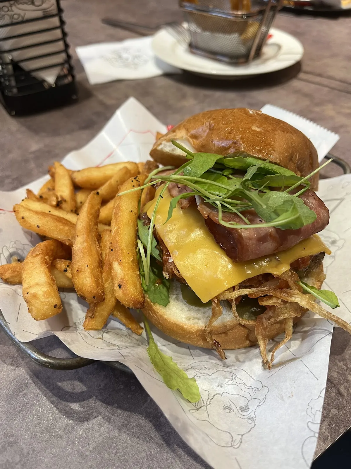 Eat enjoy 意享美式廚房新店店 ｜外帶美食｜外送美食｜新店美食｜千層蛋糕｜美式餐廳｜寵物友善｜畢業聚餐