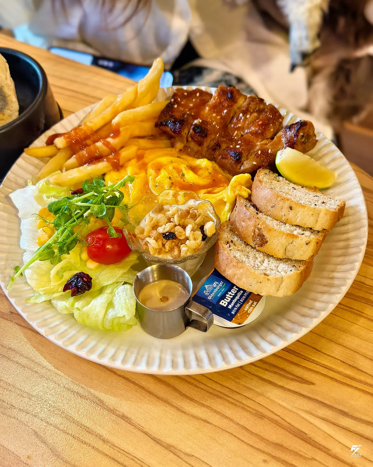 Lazzy Cafe 寵物餐廳 Pet Friendly Restaurant （附設寵物美容&本店沒有提供店狗與客人互動，現場只有客人的狗）