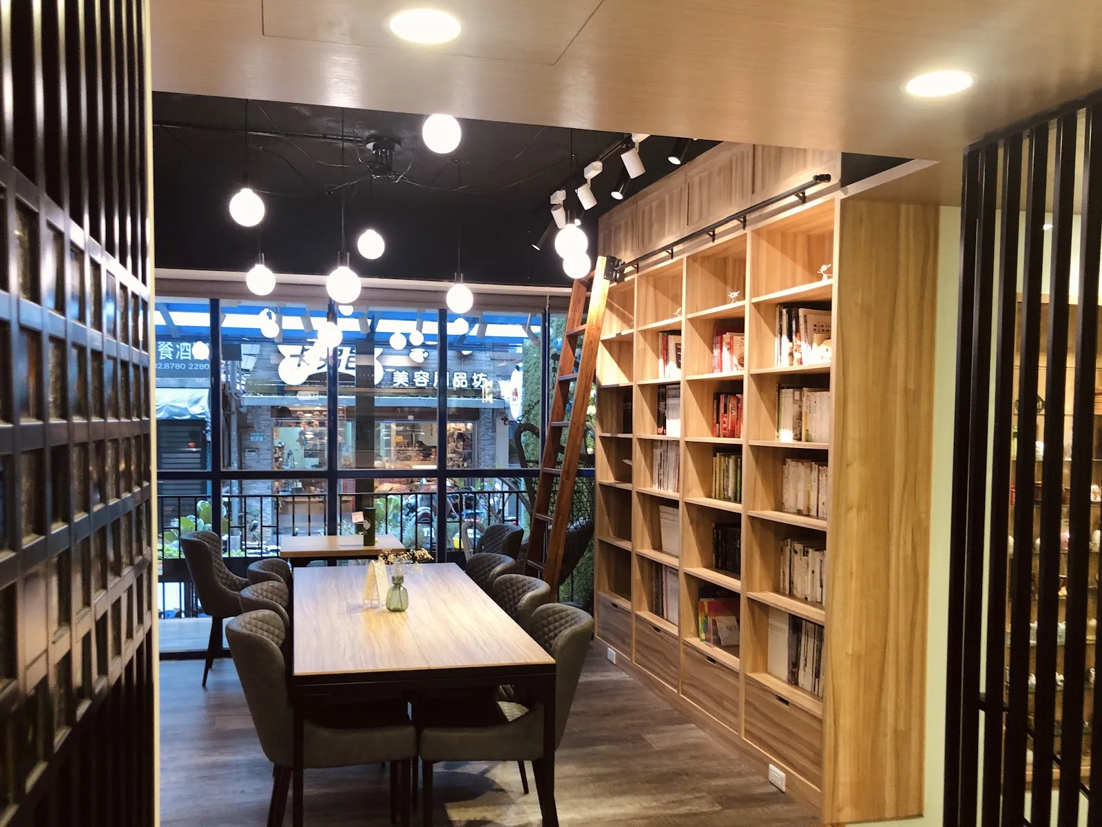 Lazzy Cafe 寵物餐廳 Pet Friendly Restaurant （附設寵物美容&本店沒有提供店狗與客人互動，現場只有客人的狗）