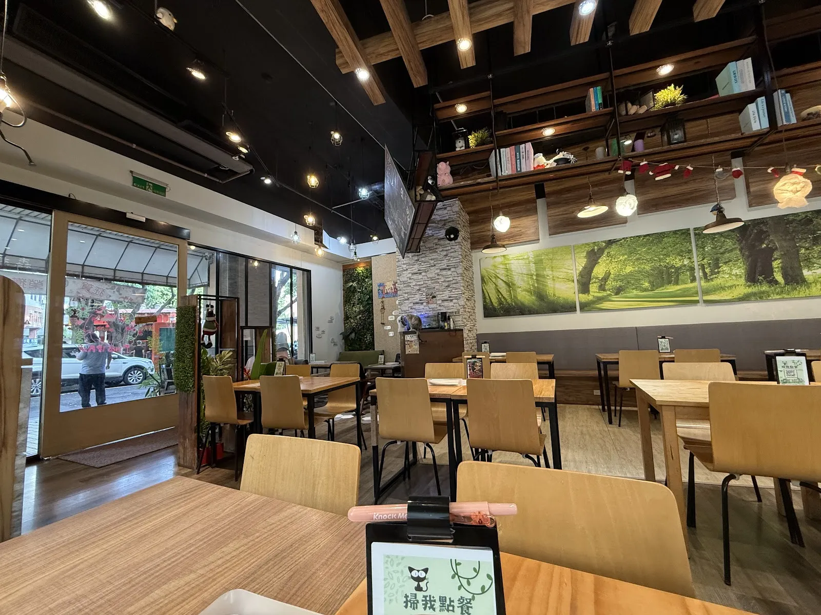 森林小徑-大墩店（供餐至20:00）｜親子寵物友善餐廳｜火鍋｜義式料理｜早午餐｜下午茶｜火山鬆餅｜