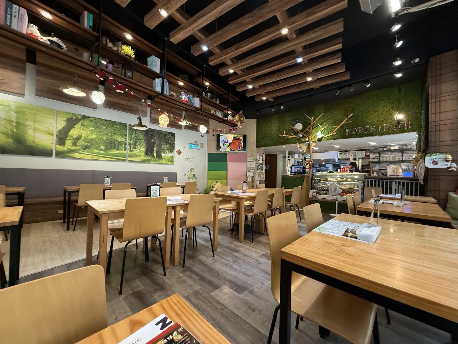 森林小徑-大墩店（供餐至20:00）｜親子寵物友善餐廳｜火鍋｜義式料理｜早午餐｜下午茶｜火山鬆餅｜