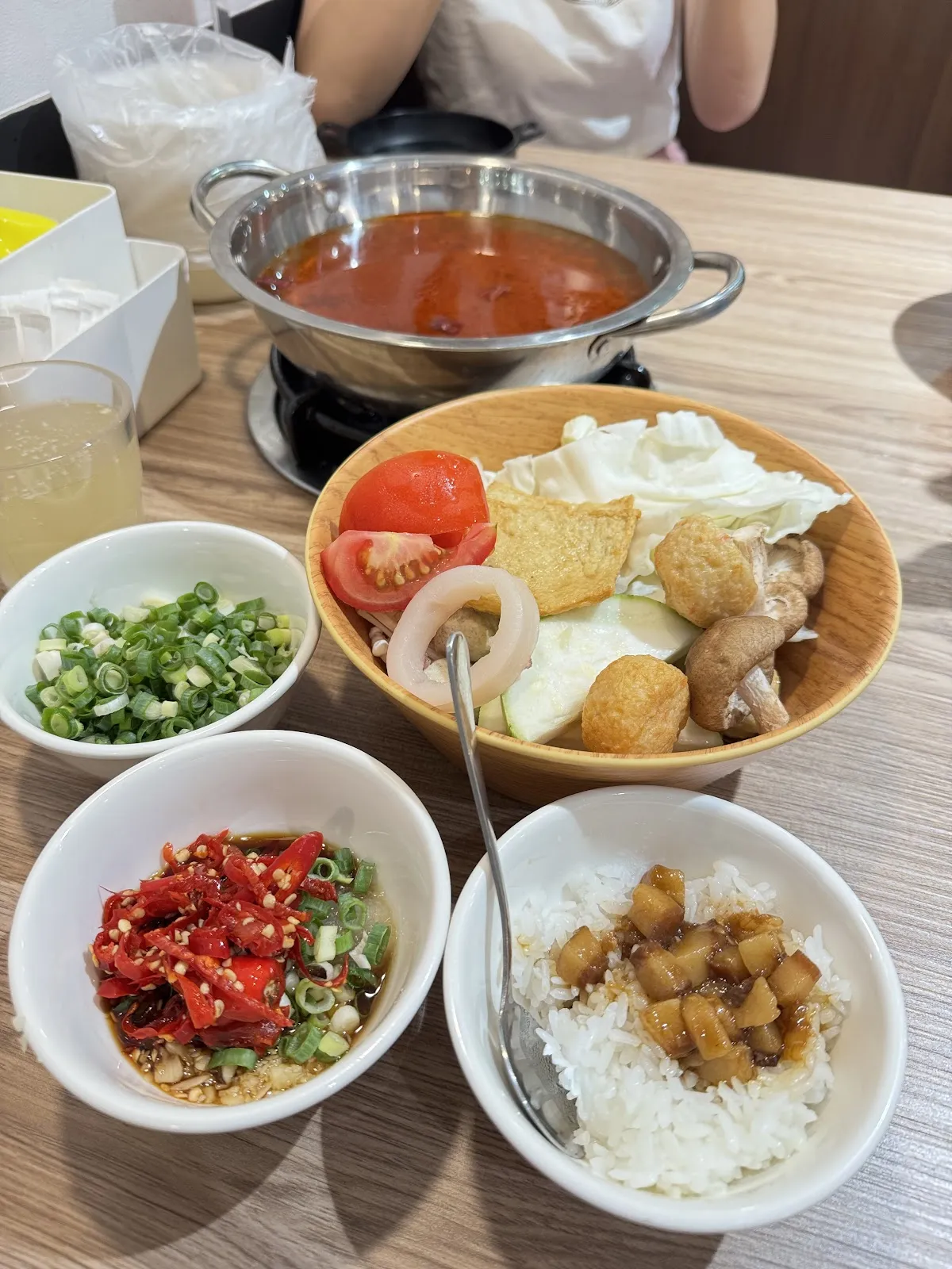 初殿鍋物-新莊店「最後收客2100」平日套餐299元享70種自助吧｜寵物友善｜被火鍋耽誤的滷肉飯｜牛奶鍋｜麻辣鍋｜新北火鍋、美食、餐廳、restaurant