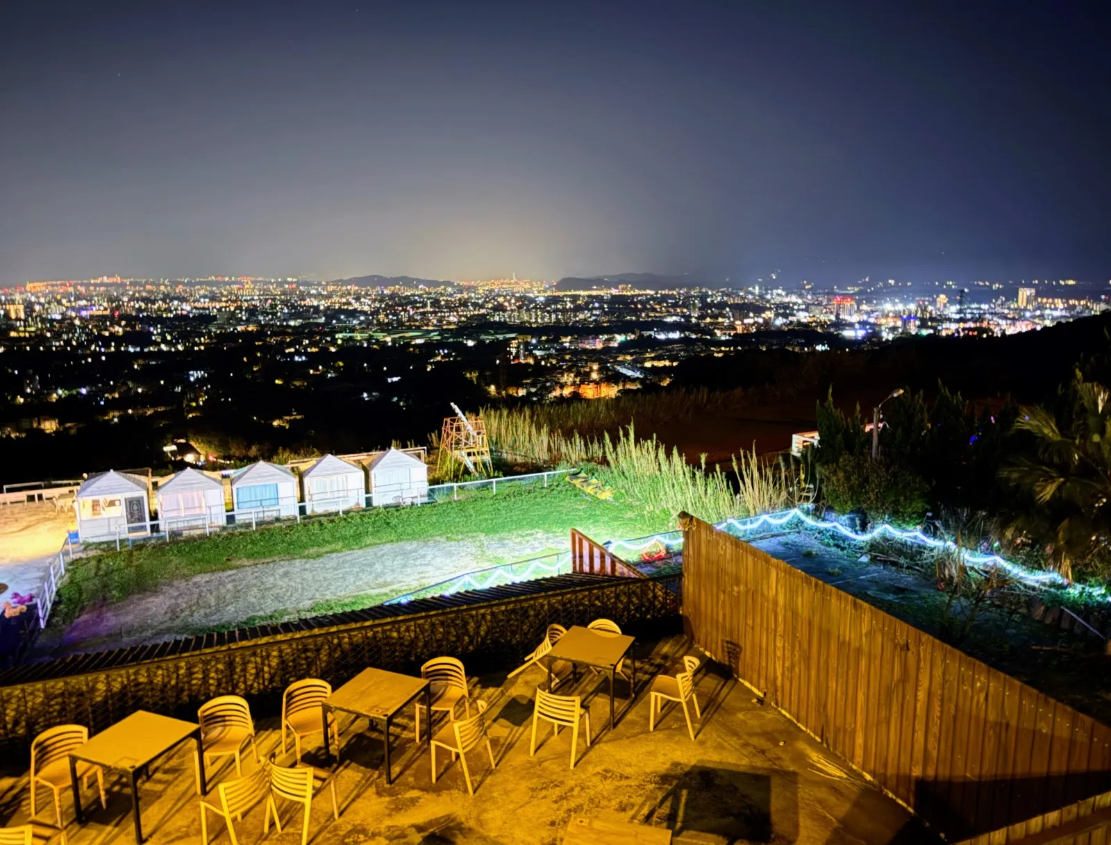 嶺空 景觀餐廳｜桃園夜景 咖啡 熱炒 桌宴 寵物友善 Mountain Peak