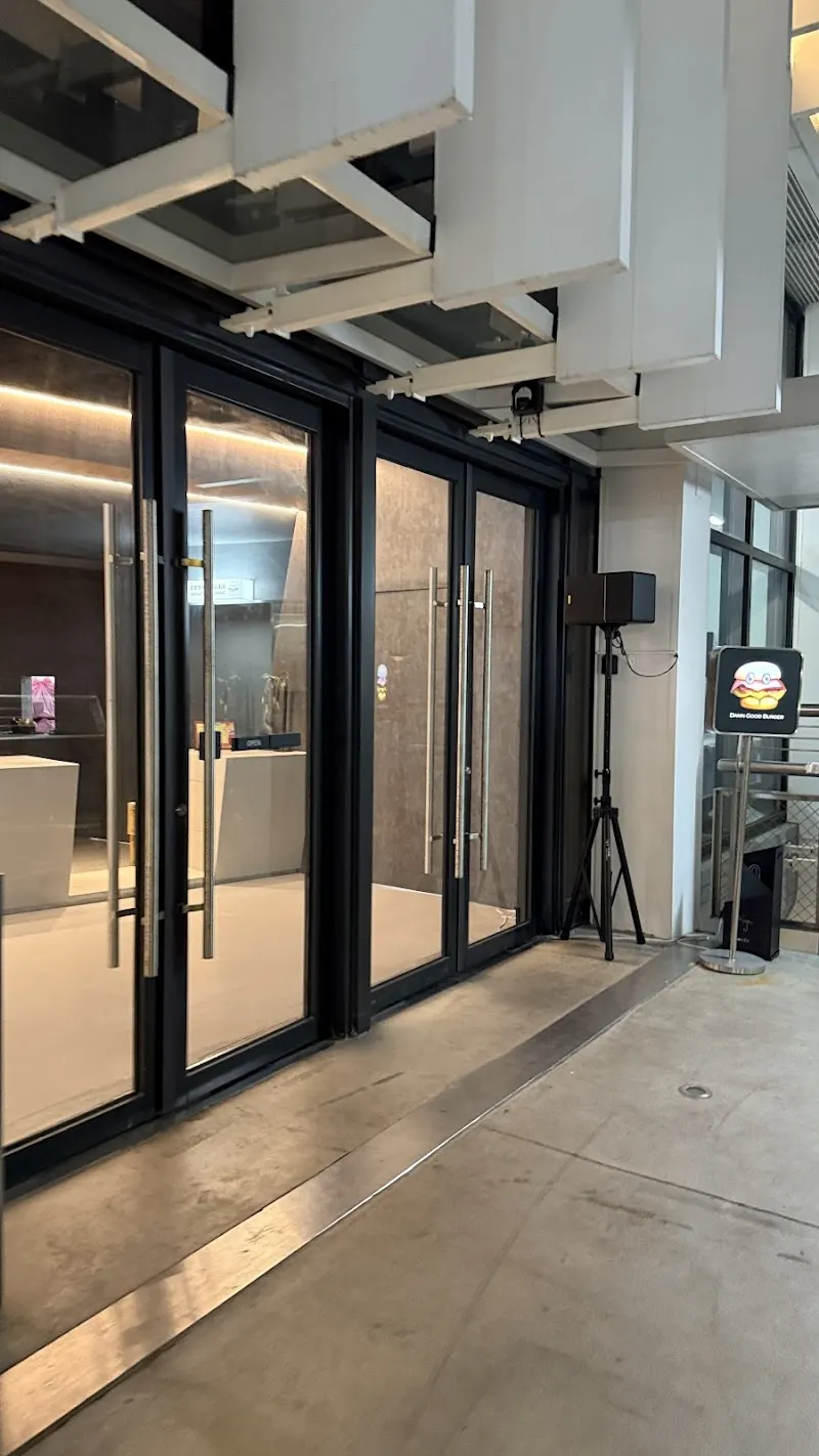 Damn Good Burger (D.G Burger)｜高雄牛肉漢堡專販深夜酒堂 | 美式宵夜漢堡/精釀啤酒調酒推薦/場地空間租借/深夜美食餐廳/高雄宵夜推薦/鹽埕宵夜美食/南高雄宵夜/鹽埕宵夜晚餐推薦/寵物友善餐廳/高雄宵夜酒吧推薦