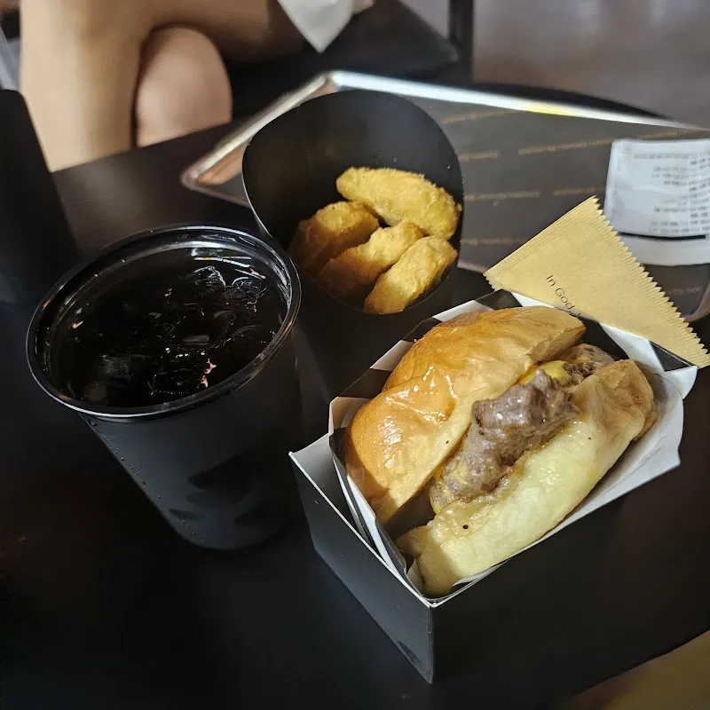 Damn Good Burger (D.G Burger)｜高雄牛肉漢堡專販深夜酒堂 | 美式宵夜漢堡/精釀啤酒調酒推薦/場地空間租借/深夜美食餐廳/高雄宵夜推薦/鹽埕宵夜美食/南高雄宵夜/鹽埕宵夜晚餐推薦/寵物友善餐廳/高雄宵夜酒吧推薦