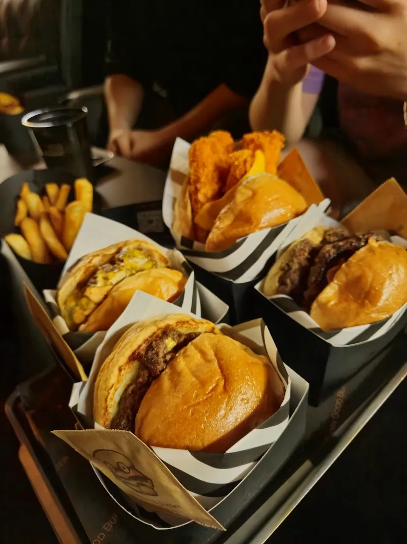 Damn Good Burger (D.G Burger)｜高雄牛肉漢堡專販深夜酒堂 | 美式宵夜漢堡/精釀啤酒調酒推薦/場地空間租借/深夜美食餐廳/高雄宵夜推薦/鹽埕宵夜美食/南高雄宵夜/鹽埕宵夜晚餐推薦/寵物友善餐廳/高雄宵夜酒吧推薦