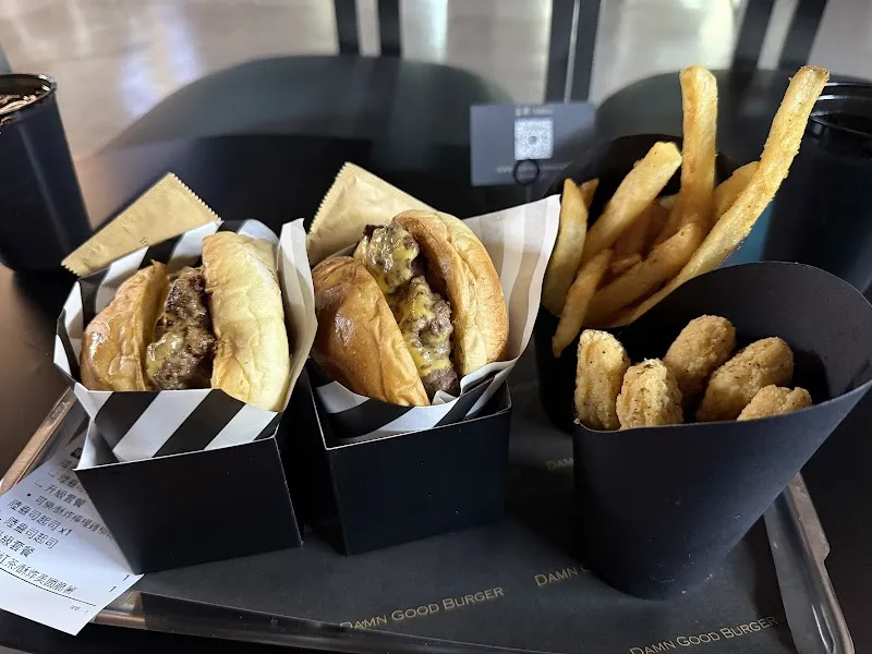 Damn Good Burger (D.G Burger)｜高雄牛肉漢堡專販深夜酒堂 | 美式宵夜漢堡/精釀啤酒調酒推薦/場地空間租借/深夜美食餐廳/高雄宵夜推薦/鹽埕宵夜美食/南高雄宵夜/鹽埕宵夜晚餐推薦/寵物友善餐廳/高雄宵夜酒吧推薦