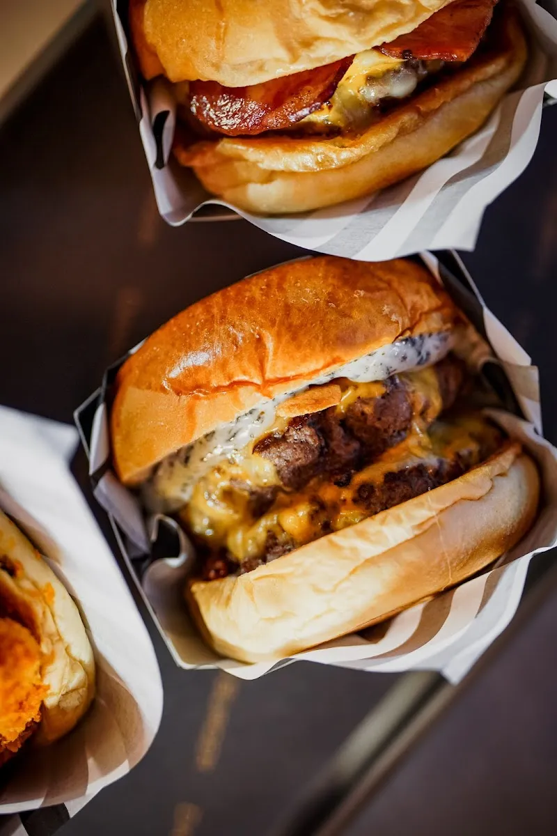 Damn Good Burger (D.G Burger)｜高雄牛肉漢堡專販深夜酒堂 | 美式宵夜漢堡/精釀啤酒調酒推薦/場地空間租借/深夜美食餐廳/高雄宵夜推薦/鹽埕宵夜美食/南高雄宵夜/鹽埕宵夜晚餐推薦/寵物友善餐廳/高雄宵夜酒吧推薦