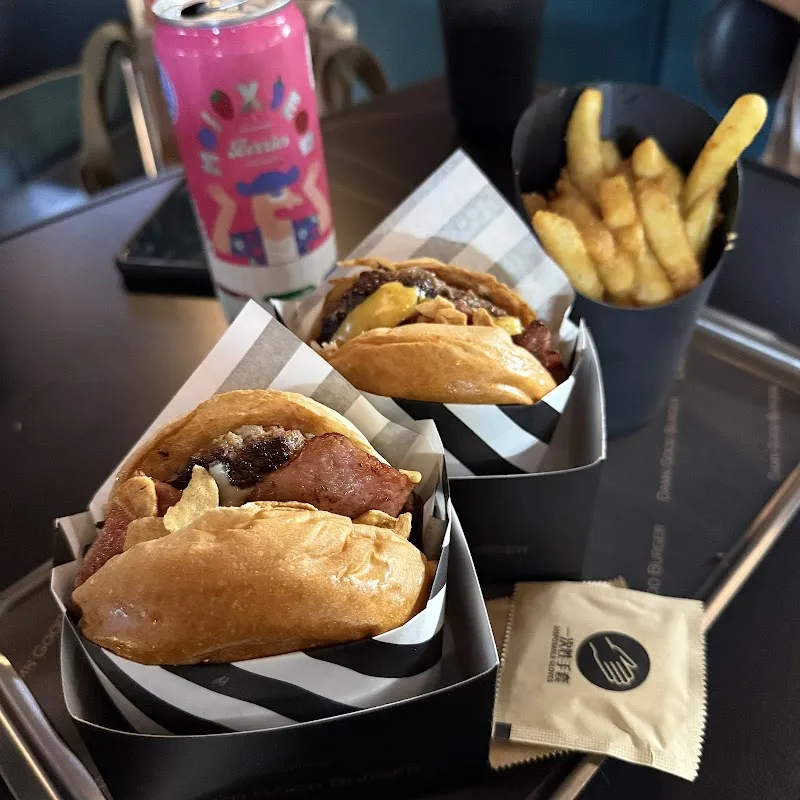 Damn Good Burger (D.G Burger)｜高雄牛肉漢堡專販深夜酒堂 | 美式宵夜漢堡/精釀啤酒調酒推薦/場地空間租借/深夜美食餐廳/高雄宵夜推薦/鹽埕宵夜美食/南高雄宵夜/鹽埕宵夜晚餐推薦/寵物友善餐廳/高雄宵夜酒吧推薦