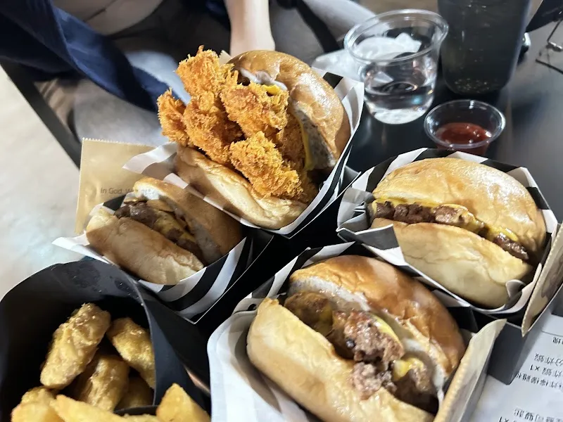 Damn Good Burger (D.G Burger)｜高雄牛肉漢堡專販深夜酒堂 | 美式宵夜漢堡/精釀啤酒調酒推薦/場地空間租借/深夜美食餐廳/高雄宵夜推薦/鹽埕宵夜美食/南高雄宵夜/鹽埕宵夜晚餐推薦/寵物友善餐廳/高雄宵夜酒吧推薦