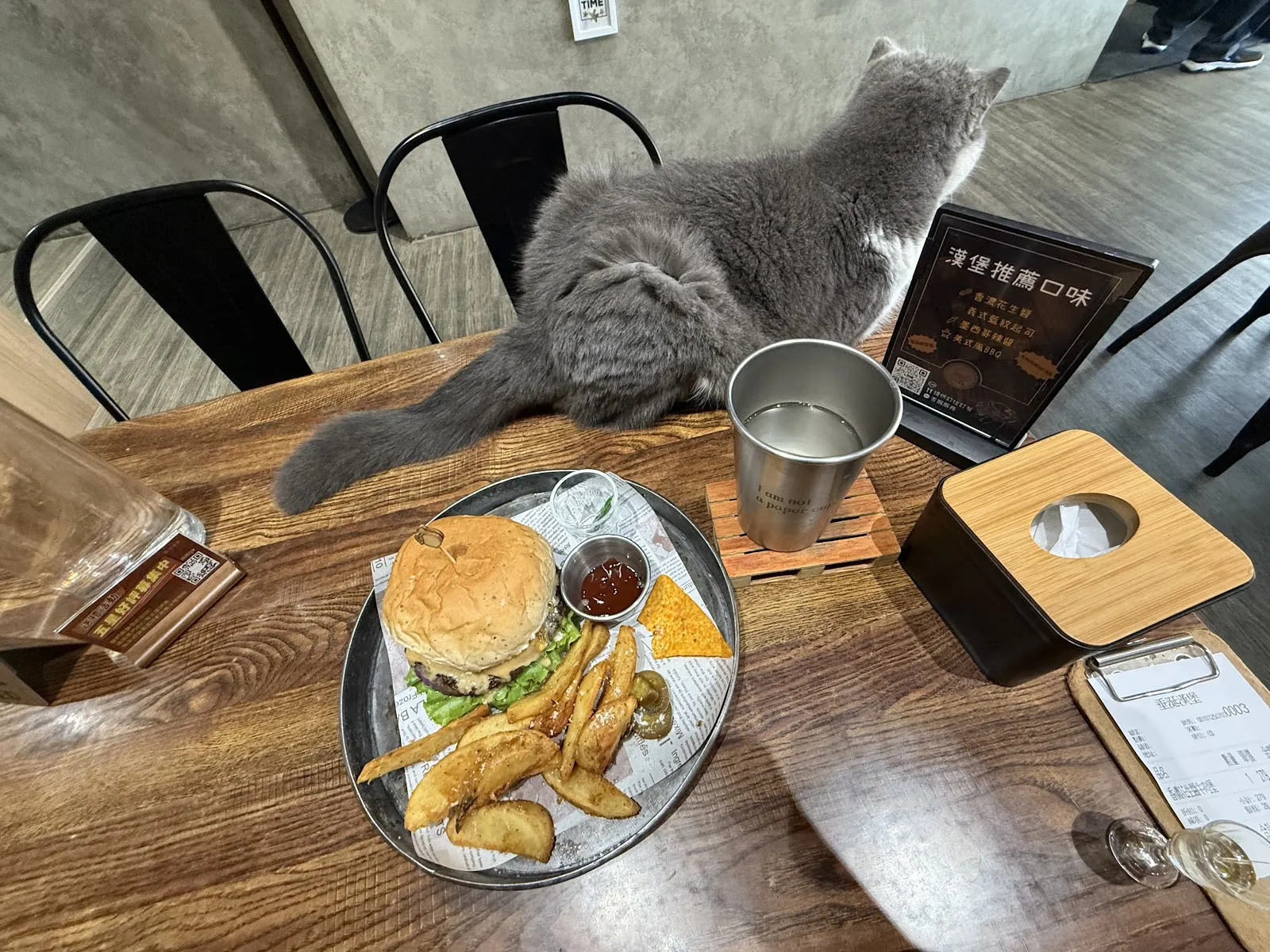 垂涎漢堡(2F用餐區）