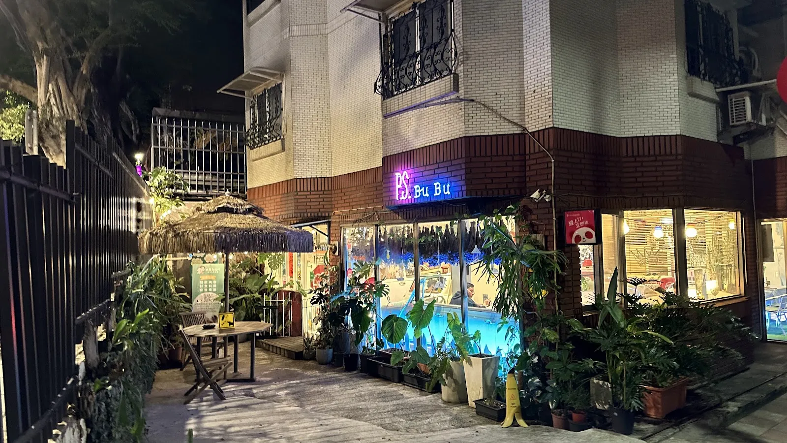 PS BUBU 金屋藏車食堂【台北寵物友善餐廳】士林天母推薦寵物餐廳|親子餐廳|狗狗咖啡廳|網紅餐廳|汽車主題餐廳|寵物鮮食料理