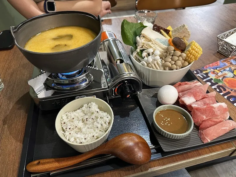 森林小徑-精誠店（供餐至20:00）｜親子寵物友善餐廳｜火鍋｜義式料理｜早午餐｜下午茶｜火山鬆餅｜