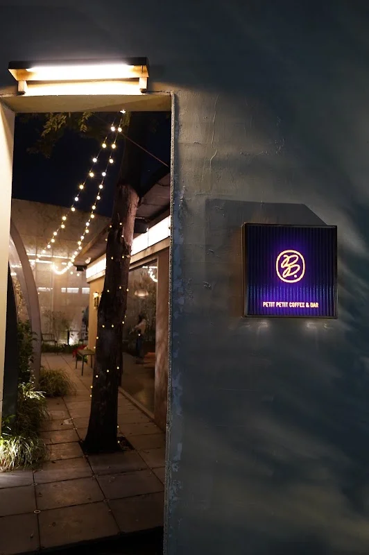 Petit Petit Coffee & Bar | 小小咖啡 & 酒吧 | 寵物友善