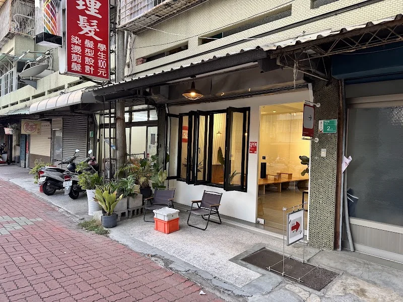 Layover coffee and chill（無固定店休— 每月店休請參考官方Instagram）